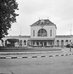 150489 Gezicht op het N.S.-station Leeuwarden te Leeuwarden.